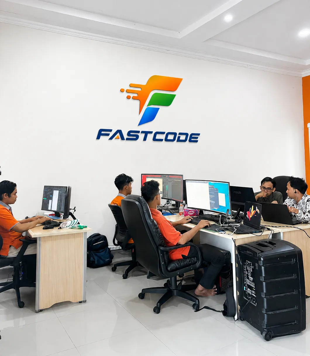 Lima orang tim FASTCODE bekerja di deret meja komputer di ruang kantor; di dinding di belakang mereka terpasang lambang dan nama FASTCODE.